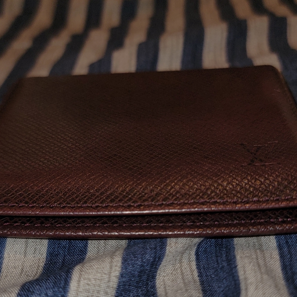 Authentic Louis Vuitton Bordeaux Taiga Bi-Fold Wallet Mens